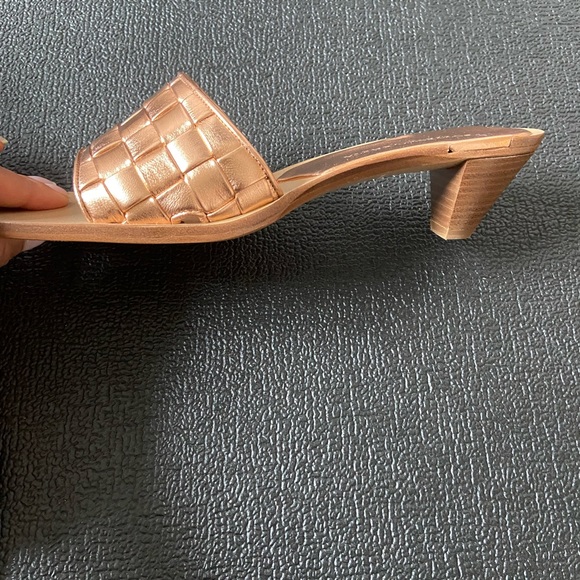 BOTTEGA VENETA Gold Peach sandals in 37 IT - Picture 2 of 4